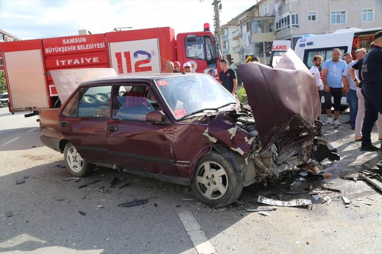 Samsun'un Çarşamba ilçesinde hafif ticari araç ile otomobilin çarpışması sonucu 3 kişi...