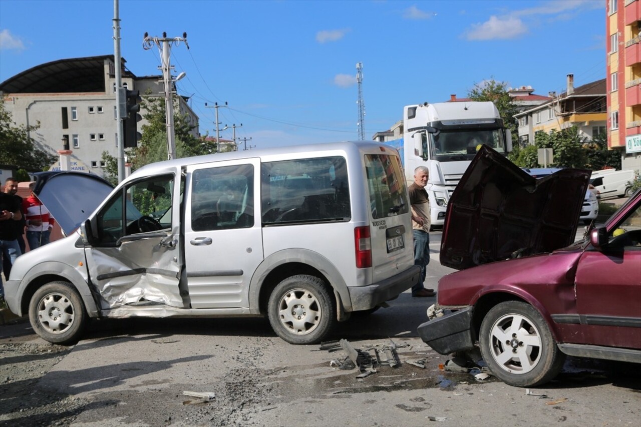 Samsun'un Çarşamba ilçesinde hafif ticari araç ile otomobilin çarpışması sonucu 3 kişi...