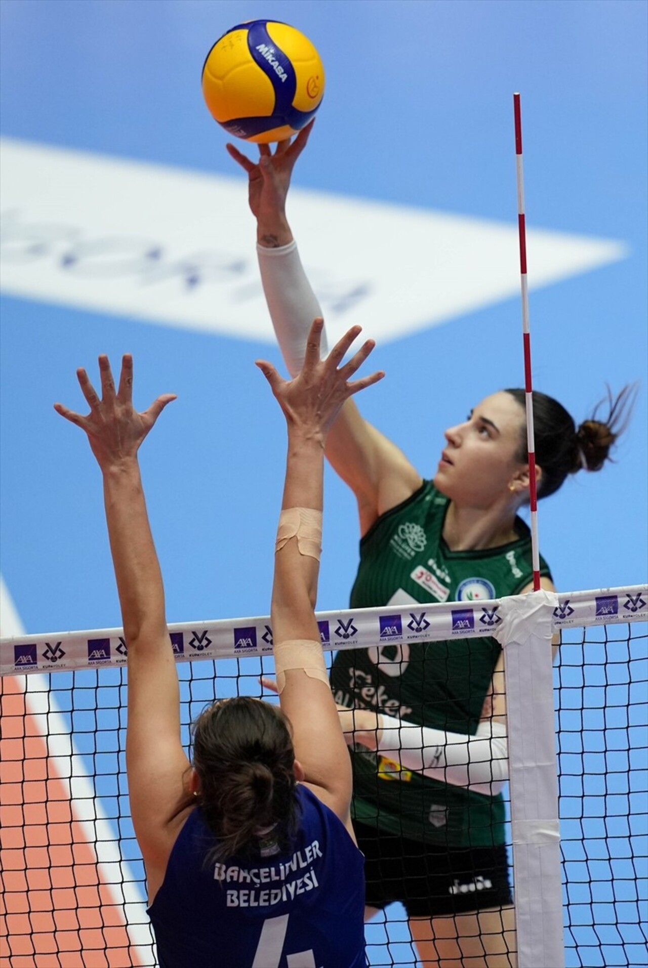 AXA Sigorta Kadınlar Kupa Voley maçında Bahçelievler Belediyespor ile Nilüfer Belediyesi Eker...