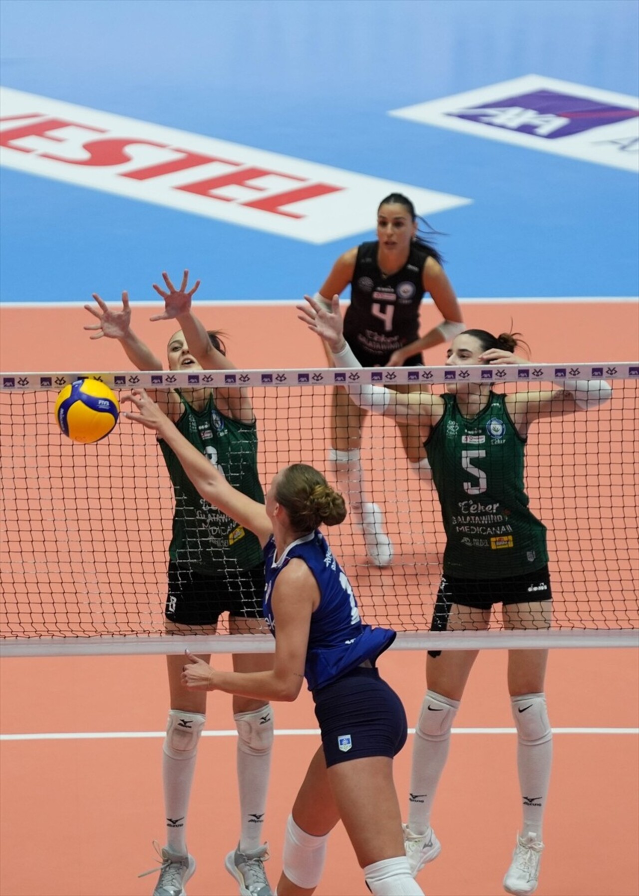 AXA Sigorta Kadınlar Kupa Voley maçında Bahçelievler Belediyespor ile Nilüfer Belediyesi Eker...