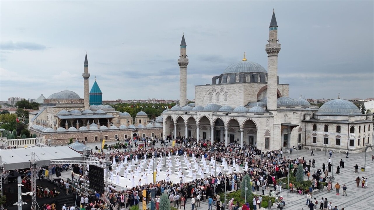 Konya'da düzenlenen 21. Uluslararası Konya Mistik Müzik Festivali'nin açılışında 99 semazen sema...