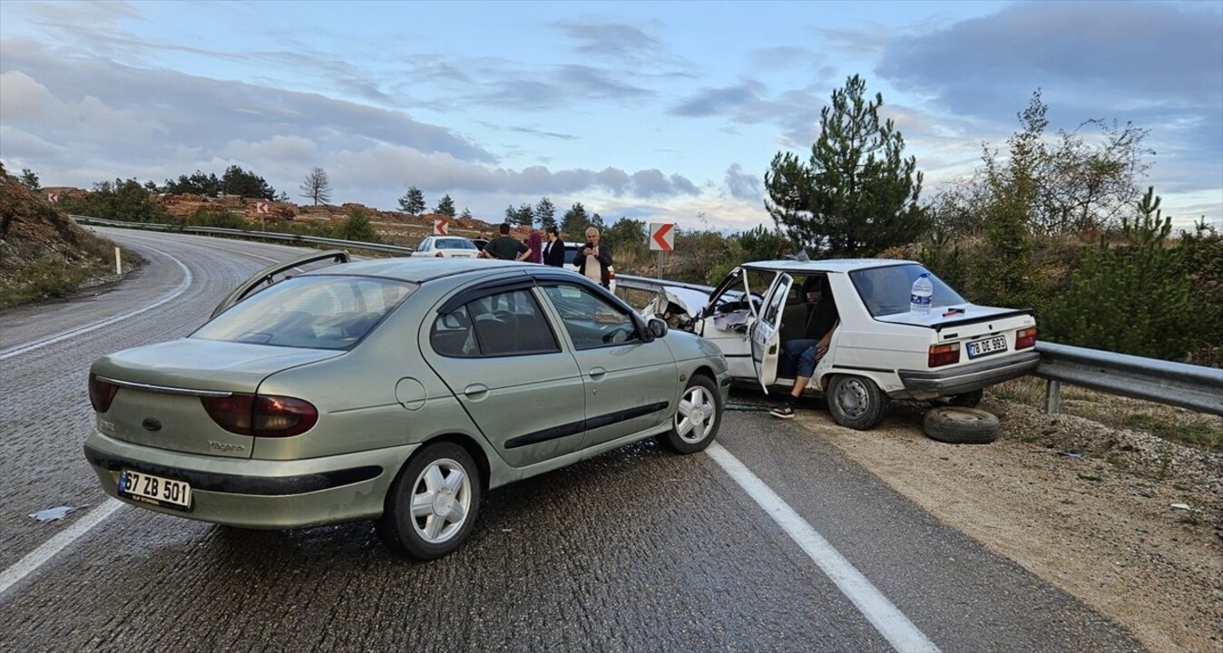 Karabük'ün Safranbolu ilçesinde 2 otomobilin çarpıştığı kazada 2'si çocuk 7 kişi yaralandı. Olay...