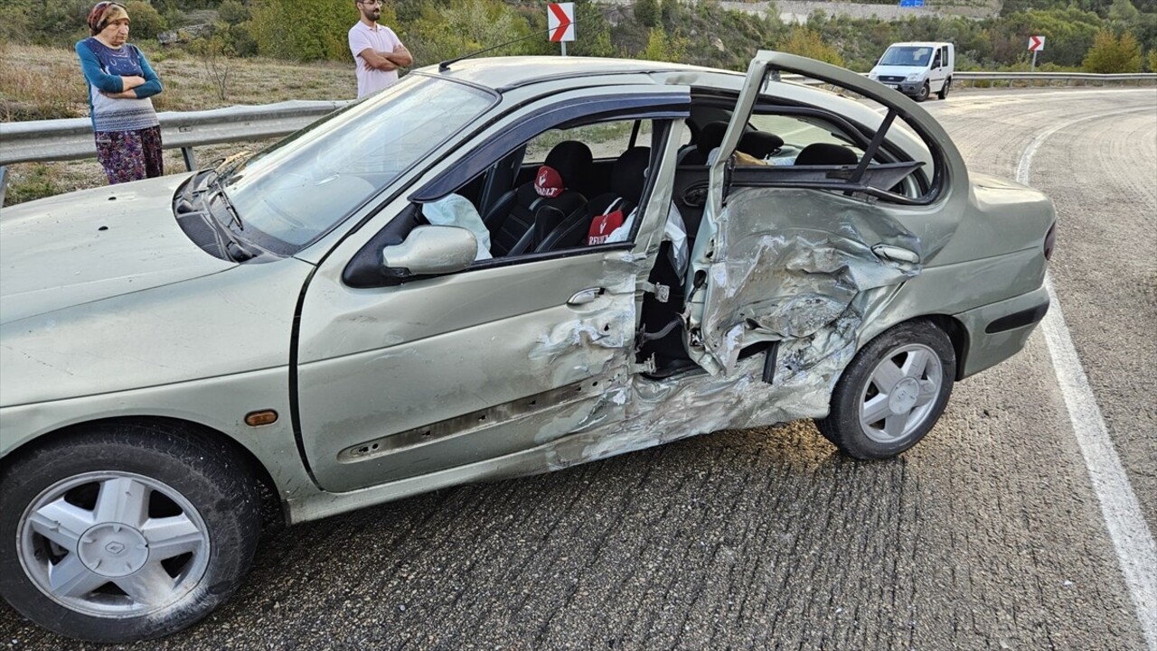 Karabük'ün Safranbolu ilçesinde 2 otomobilin çarpıştığı kazada 2'si çocuk 7 kişi yaralandı. Olay...