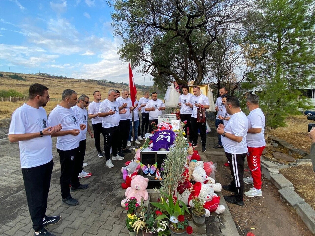 Samsunspor Taraftarları Aileler Derneği üyeleri, Diyarbakır'da öldürülen 8 yaşındaki Narin...