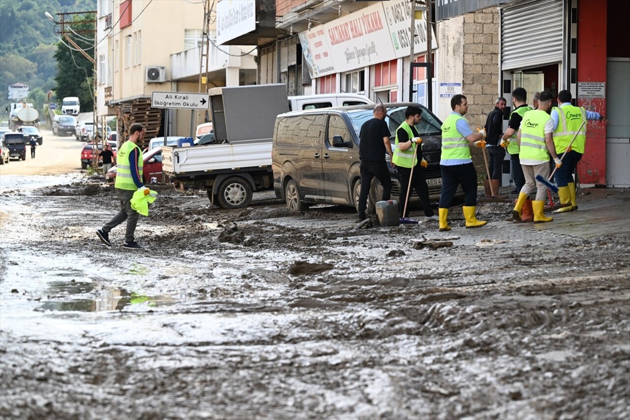 Trabzon'da önceki gün etkili olan yağışın ardından taşkın ve heyelan meydana gelen ilçelerde...