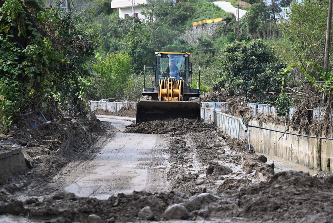 Trabzon'da önceki gün etkili olan yağışın ardından taşkın ve heyelan meydana gelen ilçelerde...