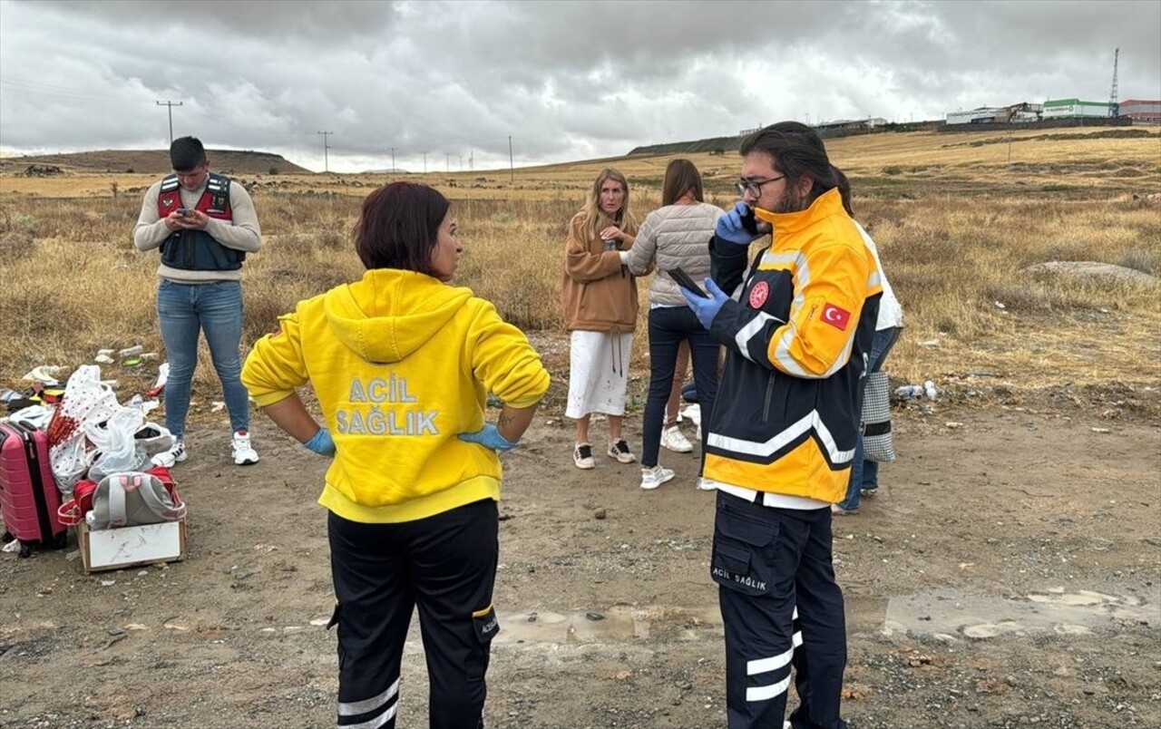 Nevşehir'de turistleri taşıyan minibüsün devrilmesi sonucu 15'i turist, 18 kişi yaralandı. Olay...