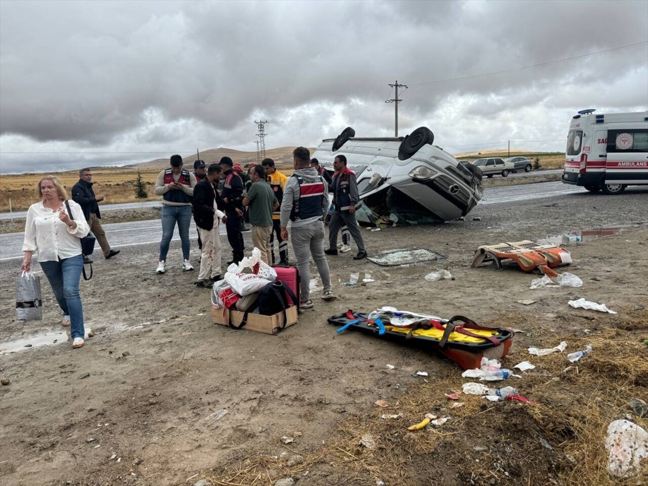 Nevşehir'de turistleri taşıyan minibüsün devrilmesi sonucu 15'i turist, 18 kişi yaralandı. Olay...