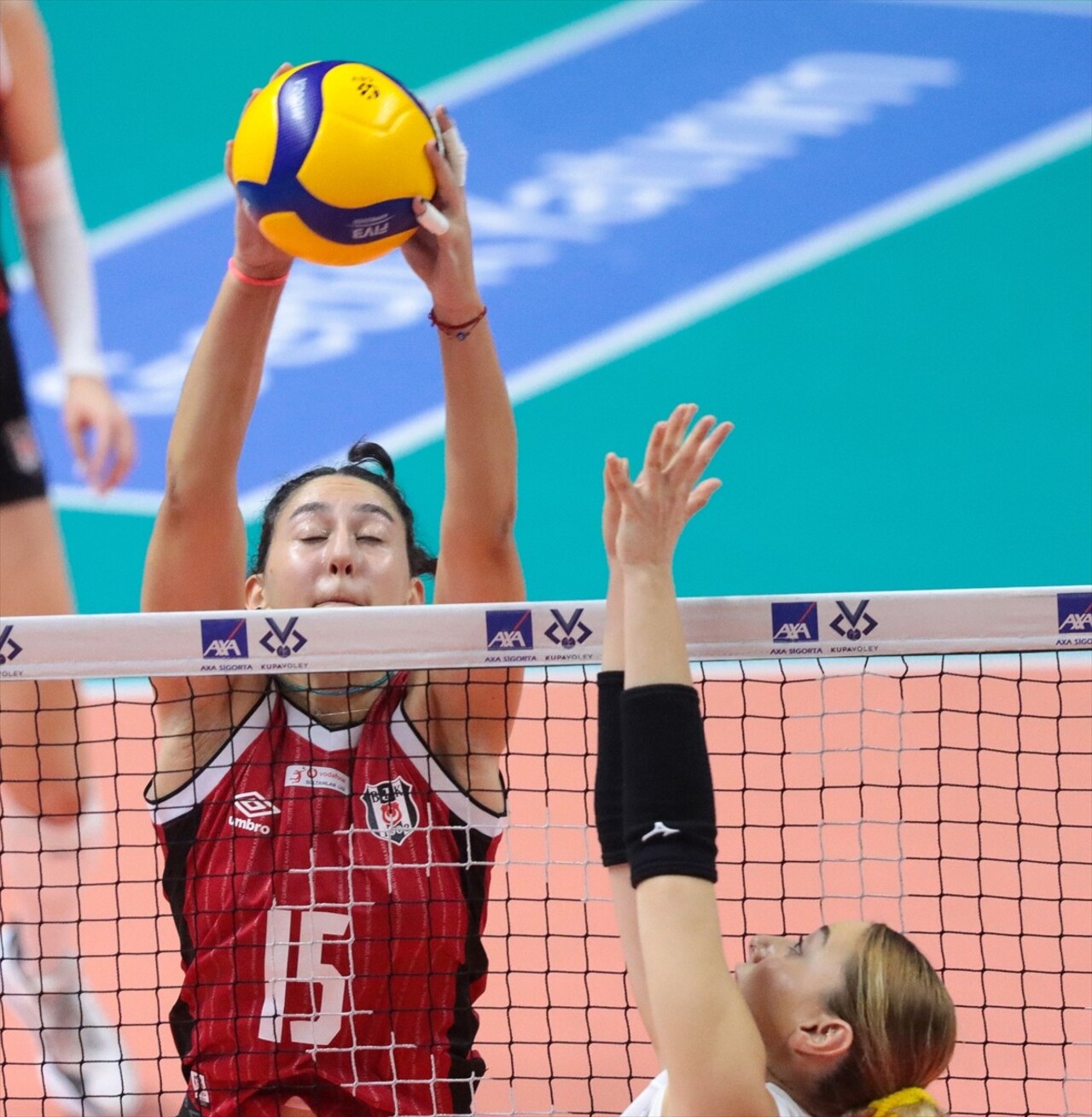 Voleybolda Kadınlar AXA Sigorta Kupa Voley müsabakaları 3. Grup mücadelesinde Beşiktaş ile Aras...