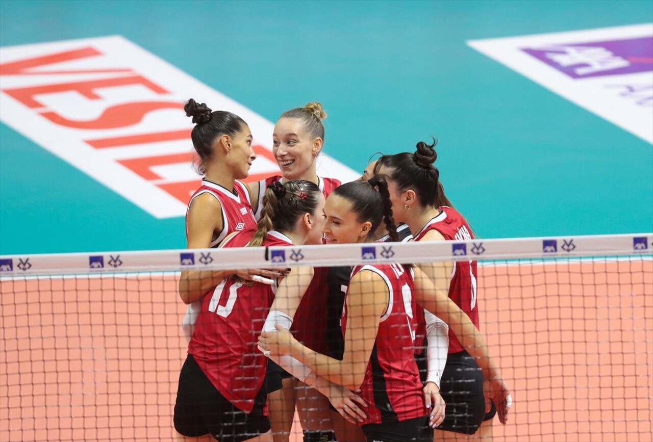 Voleybolda Kadınlar AXA Sigorta Kupa Voley müsabakaları 3. Grup mücadelesinde Beşiktaş ile Aras...