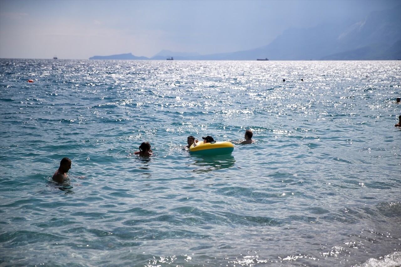 Havanın 29, deniz suyu sıcaklığının 31 derece ölçüldüğü Antalya'da nem oranı yüzde 46'ya ulaştı....