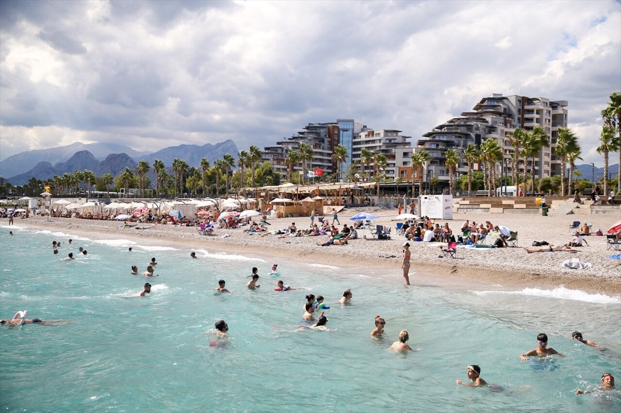 Havanın 29, deniz suyu sıcaklığının 31 derece ölçüldüğü Antalya'da nem oranı yüzde 46'ya ulaştı....