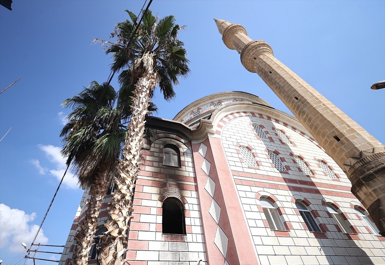 Mersin'in Mezitli ilçesinde yıldırım düşmesi sonucu yangın çıkan Kuyuluk 33 Evler Camisi'nde hasar...