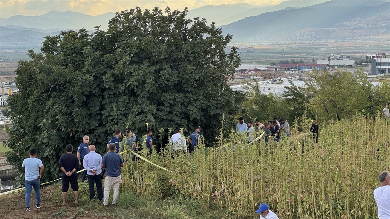 Kahramanmaraş'ın Onikişubat ilçesinde hayvan otlatan çoban, yıldırım isabet etmesi sonucu hayatını...