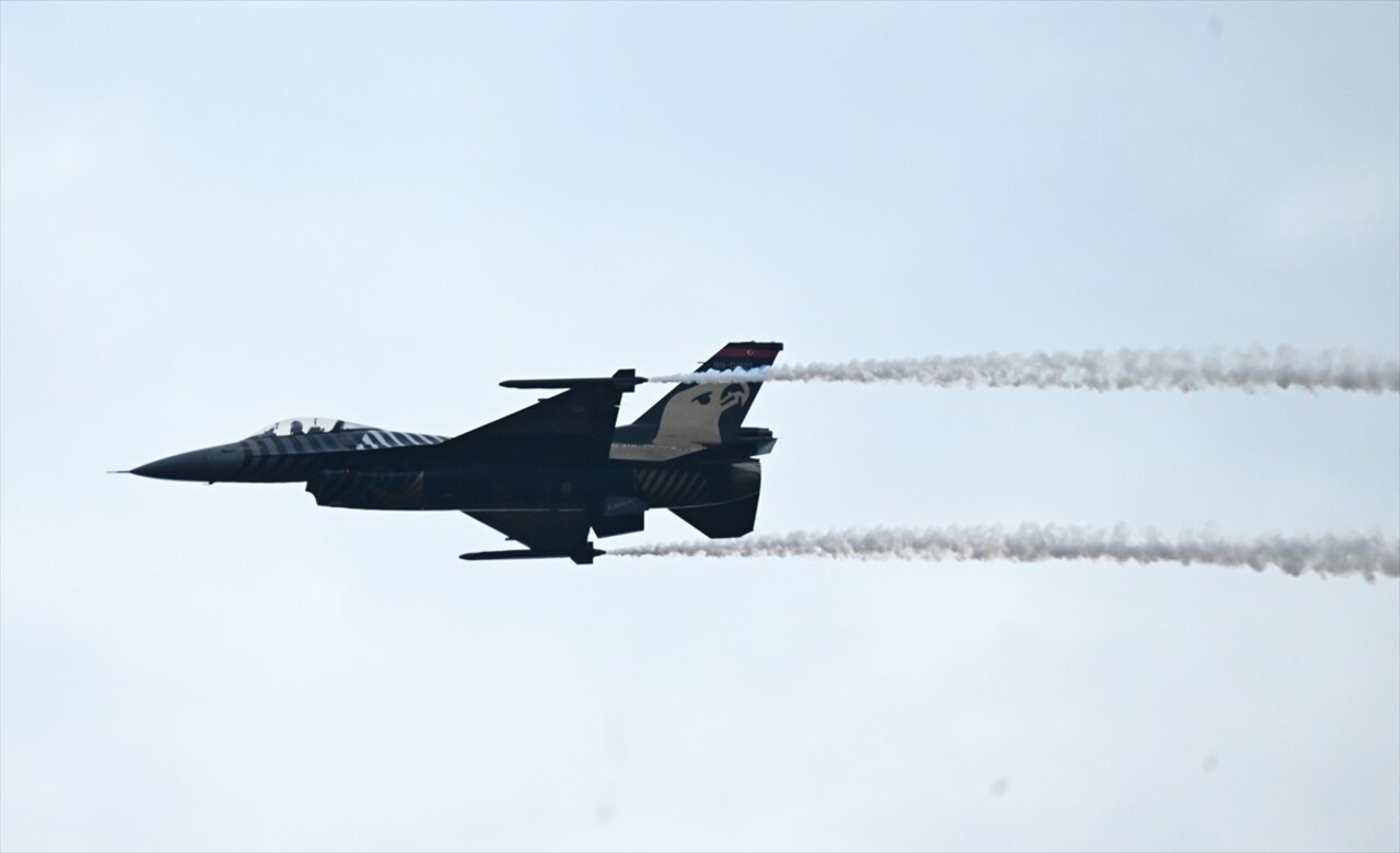 Türk Hava Kuvvetlerinin F-16 gösteri ekibi SOLOTÜRK, Belçika'da gösteri uçuşu gerçekleştirdi....