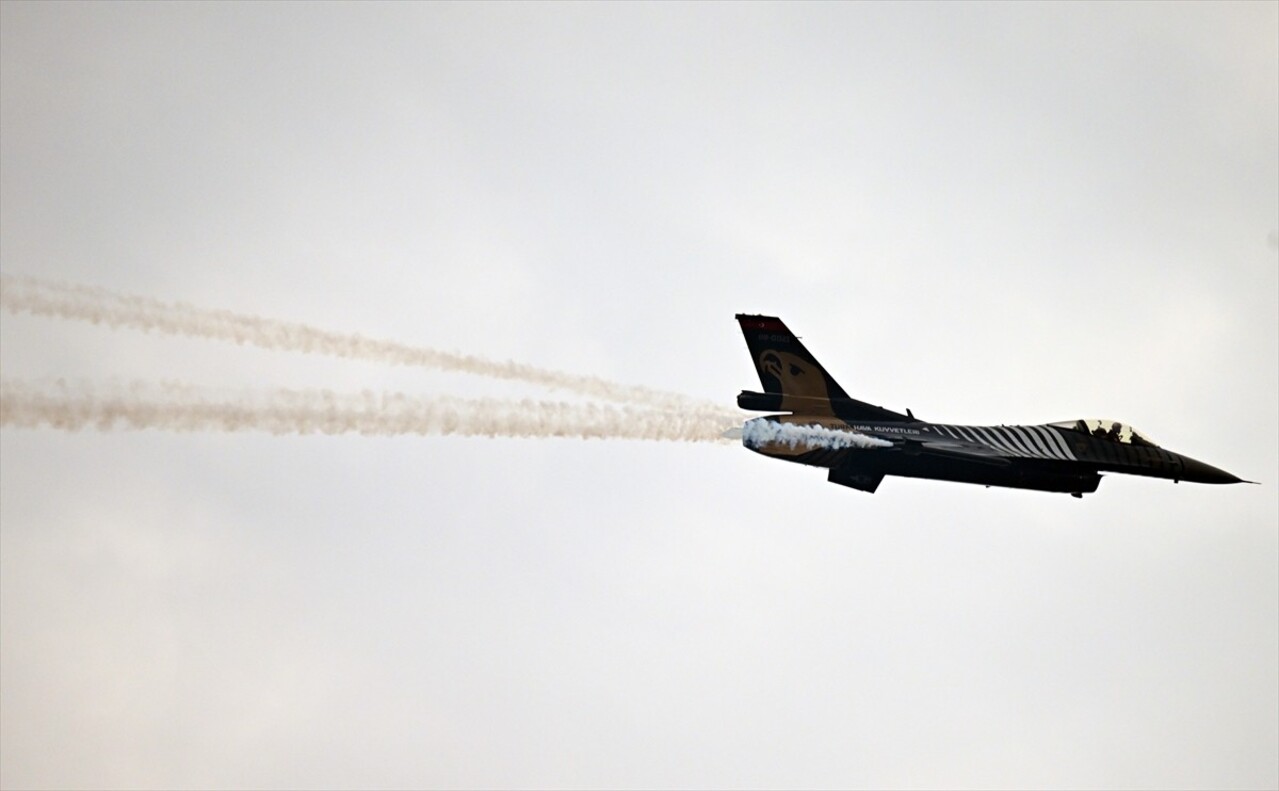 Türk Hava Kuvvetlerinin F-16 gösteri ekibi SOLOTÜRK, Belçika'da gösteri uçuşu gerçekleştirdi....