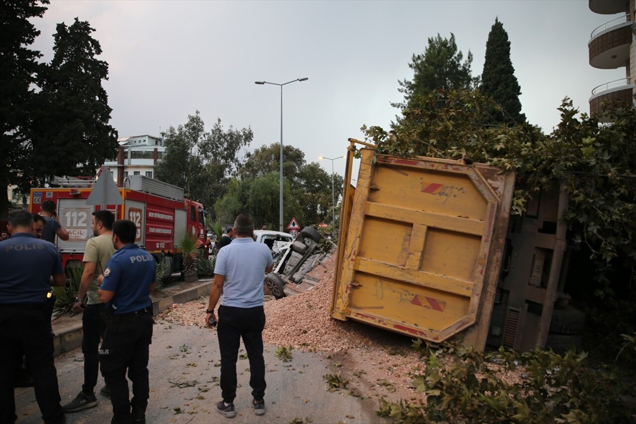 Hatay'ın Defne ilçesinde, seyir halindeyken freni arızalanan hafriyat kamyonunun 7 araca çarptığı...