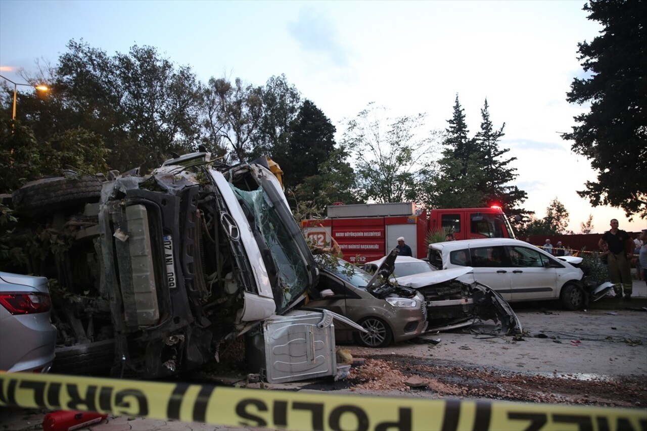 Hatay'ın Defne ilçesinde, seyir halindeyken freni arızalanan hafriyat kamyonunun 7 araca çarptığı...