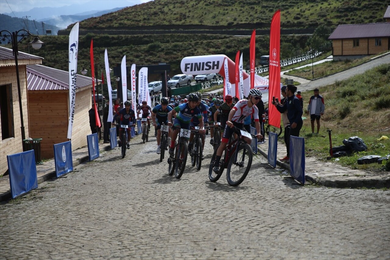 Rize'nin Güneysu ilçesinde Uluslararası Rize MTB Cup Dağ Bisikleti Yarışları düzenlendi.