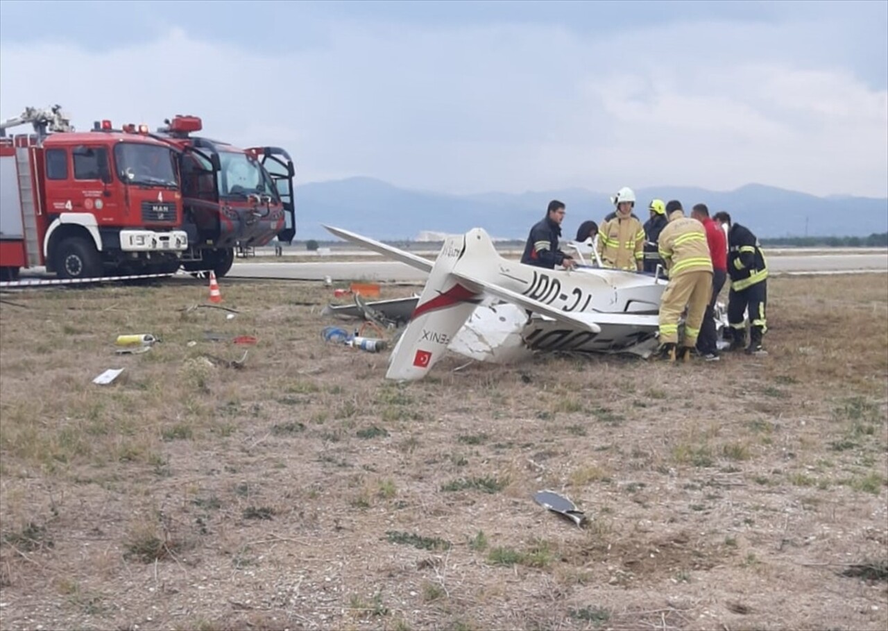 Bursa'da eğitim uçağının Yenişehir Havaalanı apron kısmına düşmesi sonucu iki pilot hayatını...