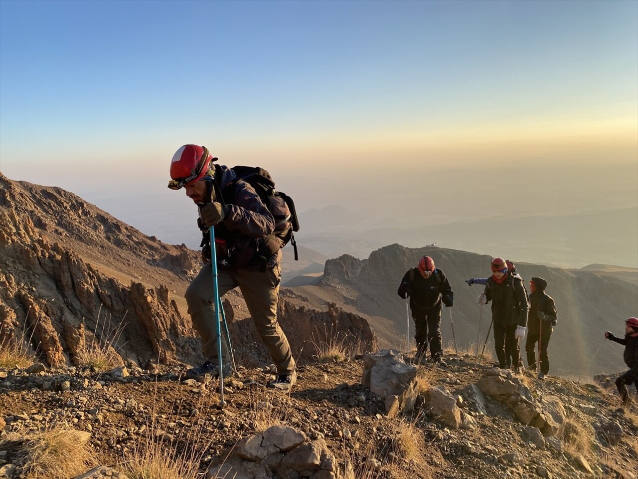 Erciyes Dağı'nda pist güvenlik görevlisi olarak çalışan 32 yaşındaki dağcı İbrahim Kiraz, 17 yılda...