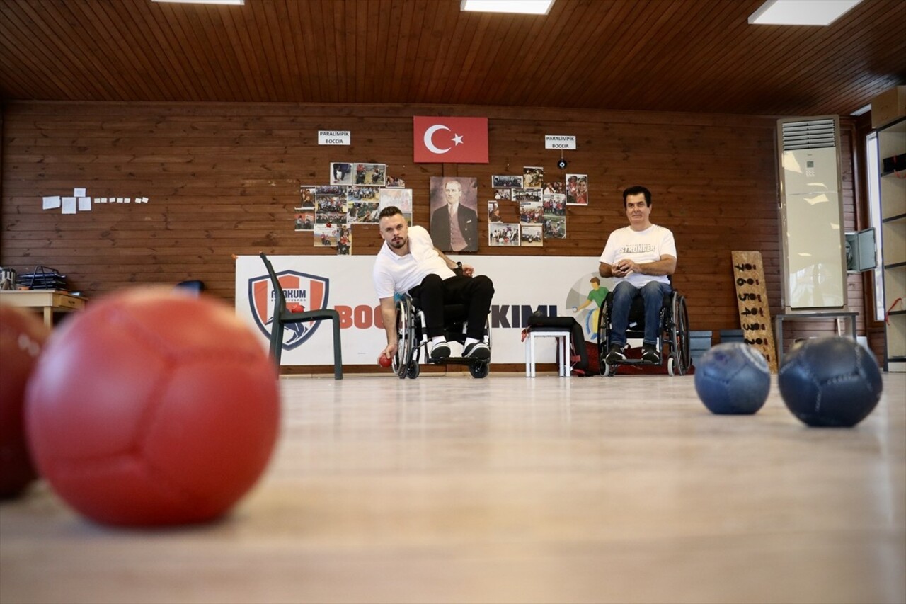 Geçirdiği trafik kazası sonucu omurilik felci olan ve futbolu bırakan 36 yaşındaki Fehmi Onur...