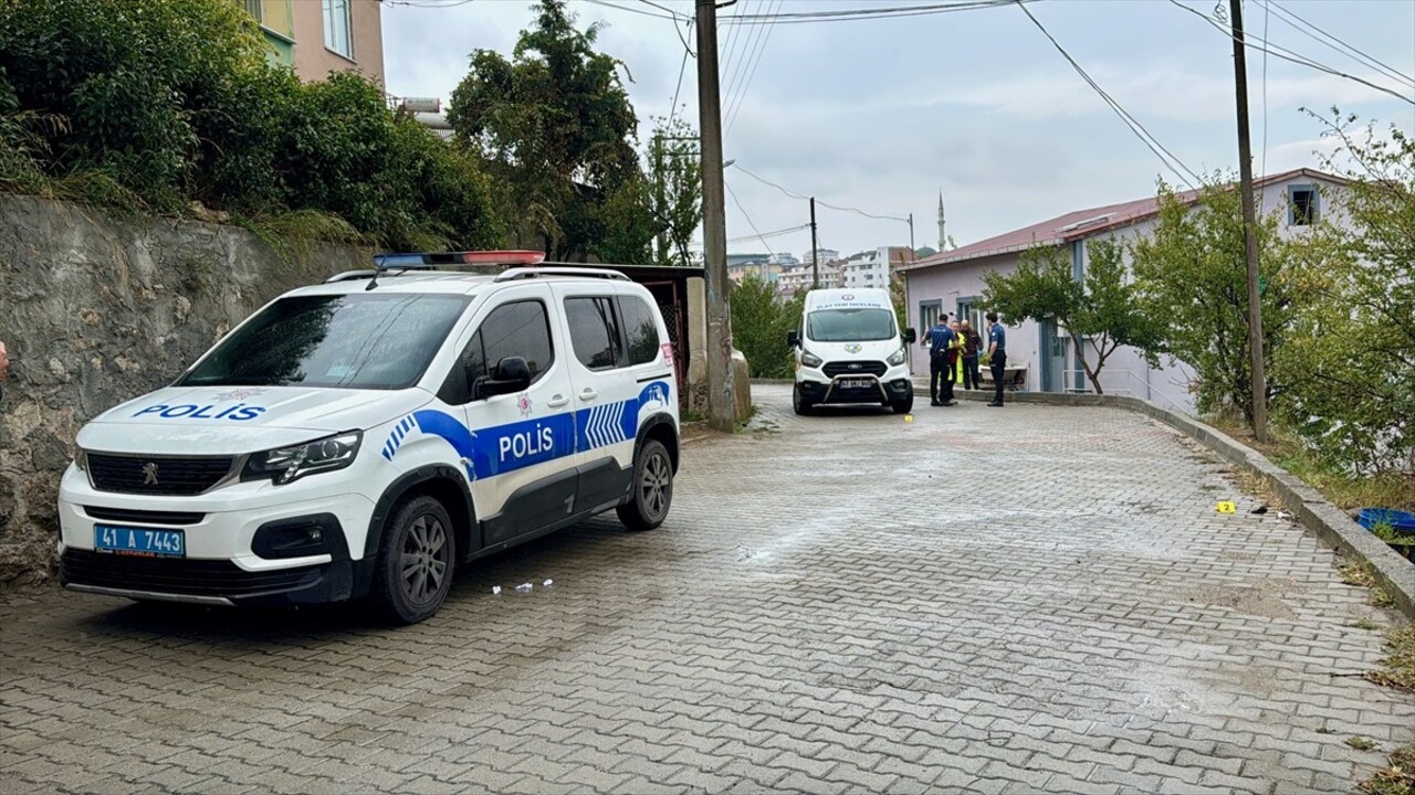 Kocaeli'nin Çayırova ilçesinde silahlı saldırıya uğrayan kişi yaralandı. Polis ekipleri, olay...