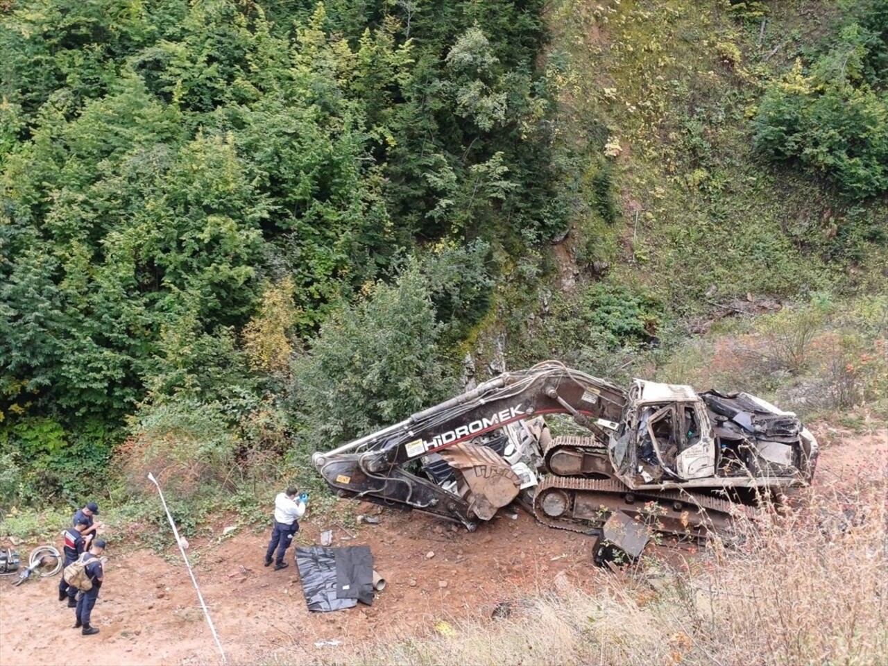 Artvin'in Yusufeli ilçesinde iş makinesi taşıyan kamyonun uçuruma devrilmesi sonucu araçtaki 2...