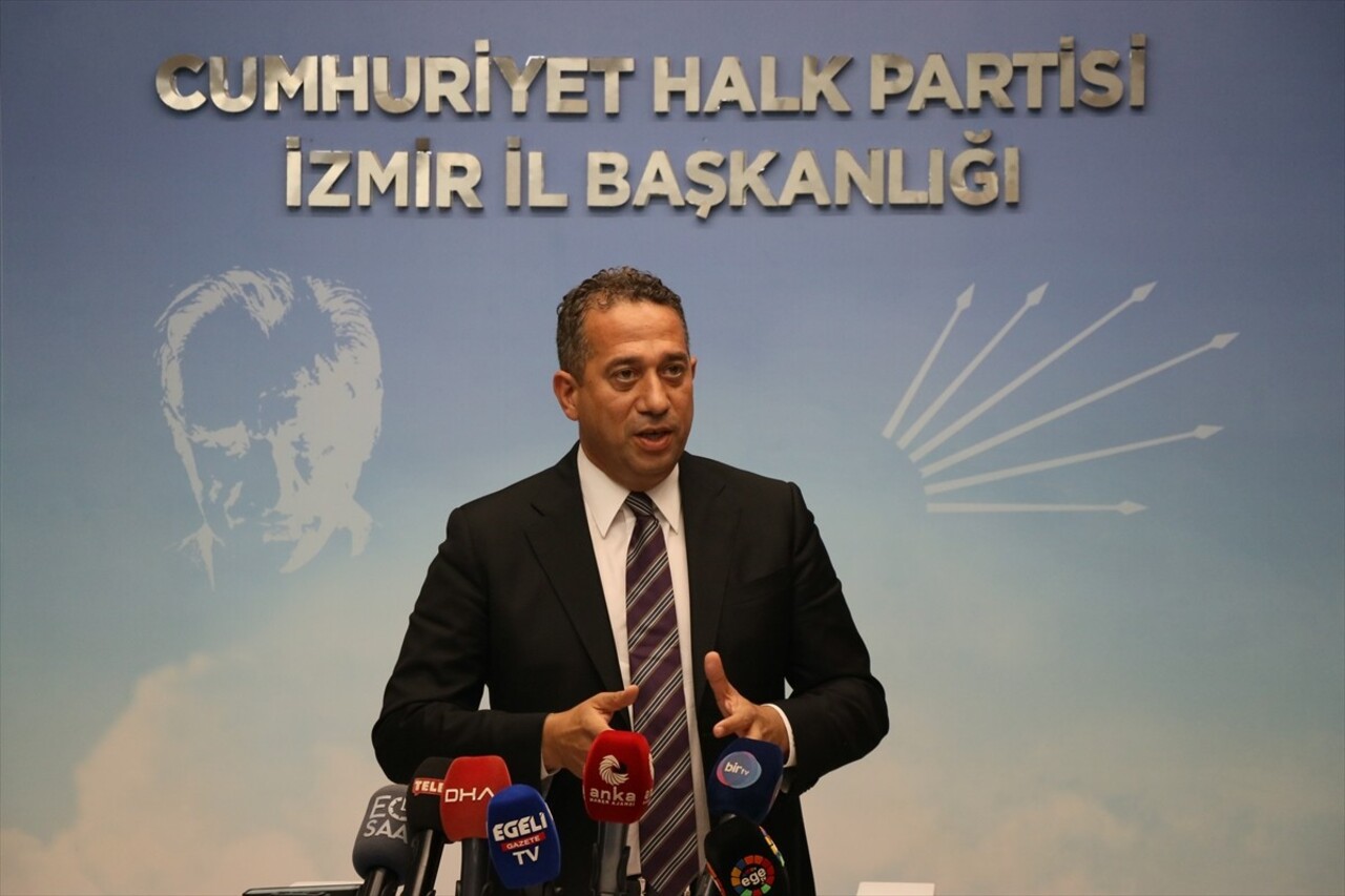 CHP Grup Başkanvekili Ali Mahir Başarır, partisinin İzmir İl Başkanlığı'nda basın mensuplarına...