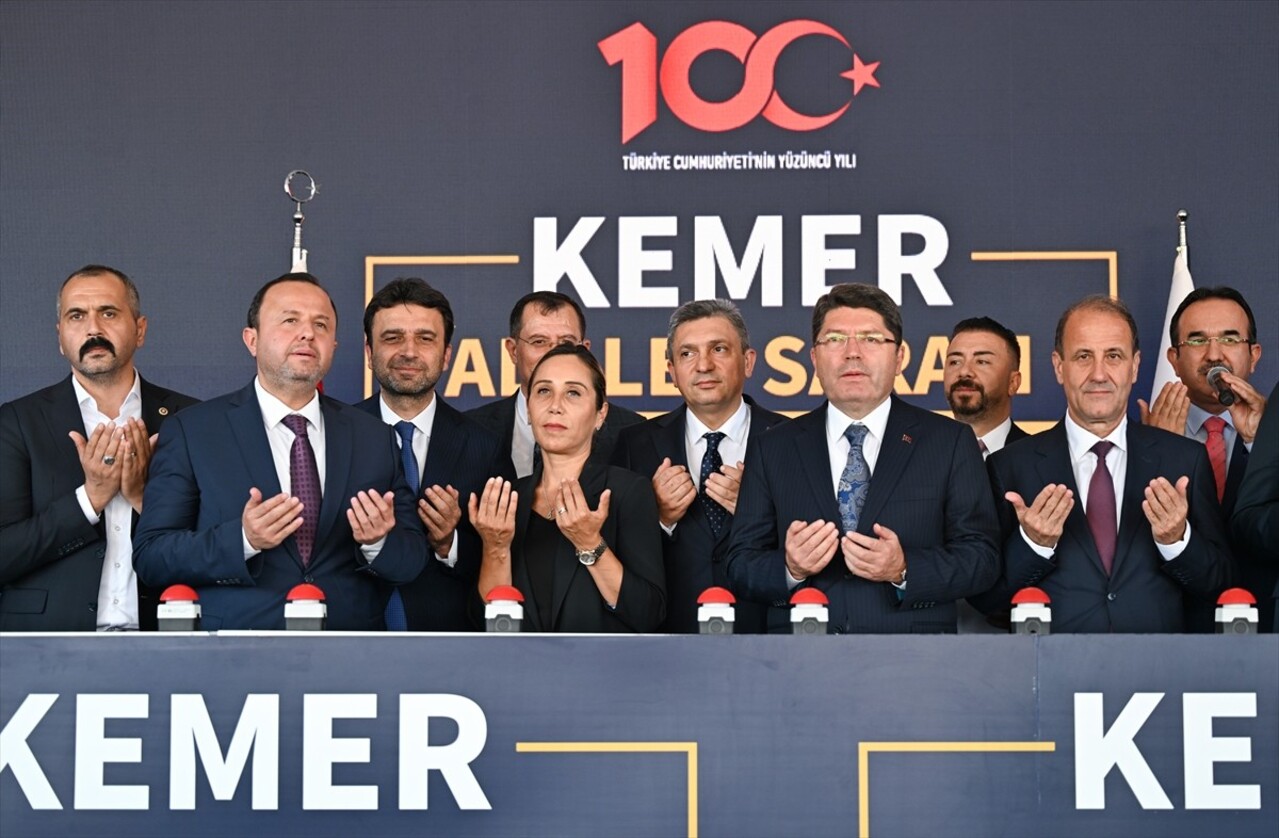 Adalet Bakanı Yılmaz Tunç (sağ4), Antalya’nın Kemer ilçesinde yapılacak olan Adalet Sarayı'nın...