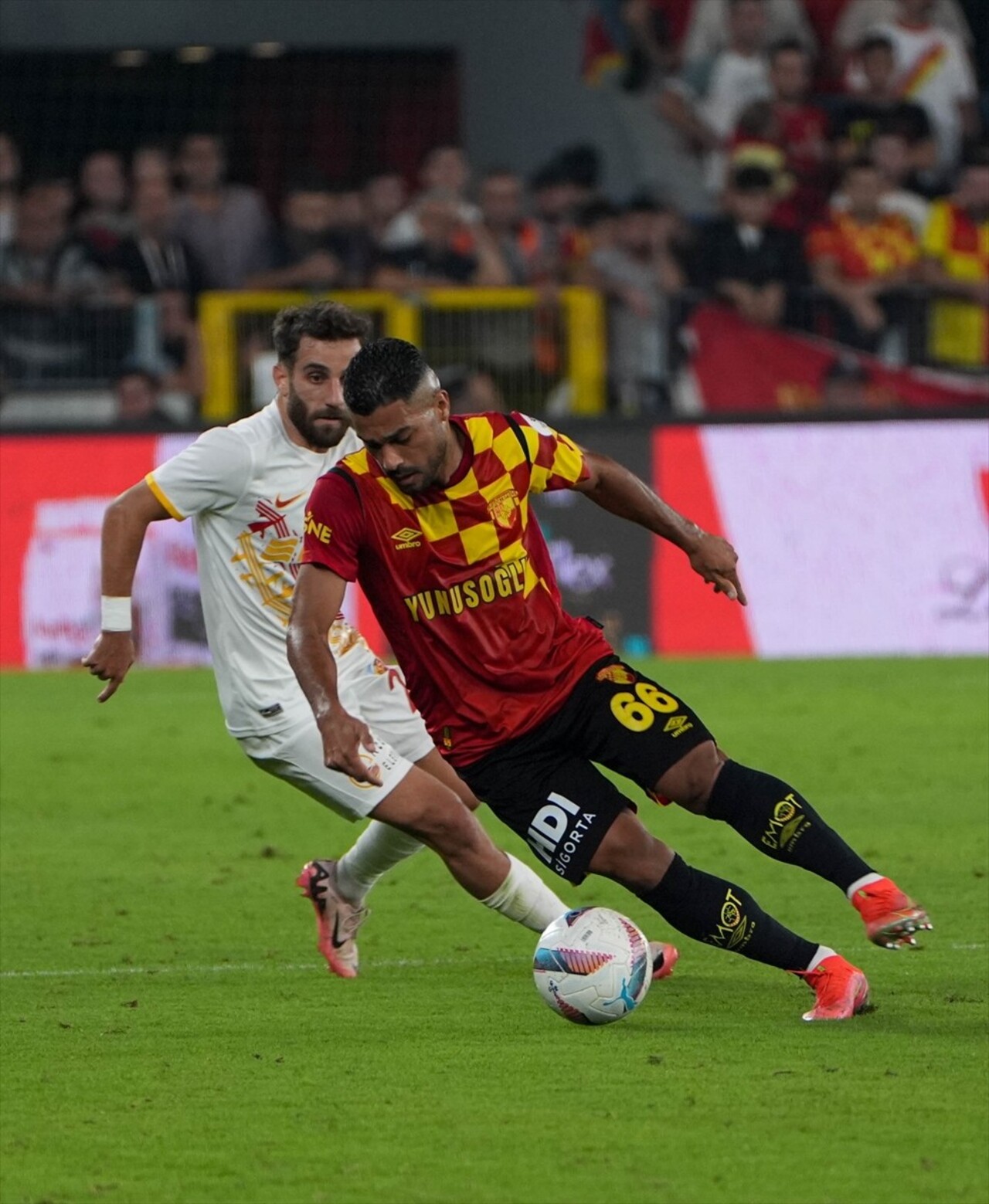 Trendyol Süper Lig'in 6. haftasında Göztepe ile Bellona Kayserispor takımları, Gürsel Aksel...