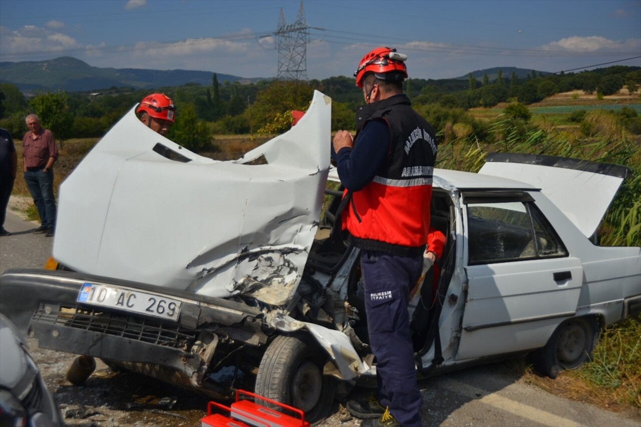 Balıkesir’in Savaştepe ilçesinde 3 aracın karıştığı trafik kazasında 4 kişi yaralandı.