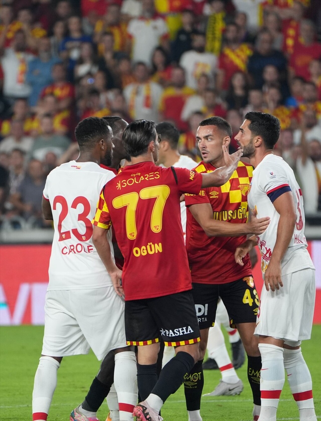 Trendyol Süper Lig'in 6. haftasında Göztepe ile Bellona Kayserispor takımları, Gürsel Aksel...