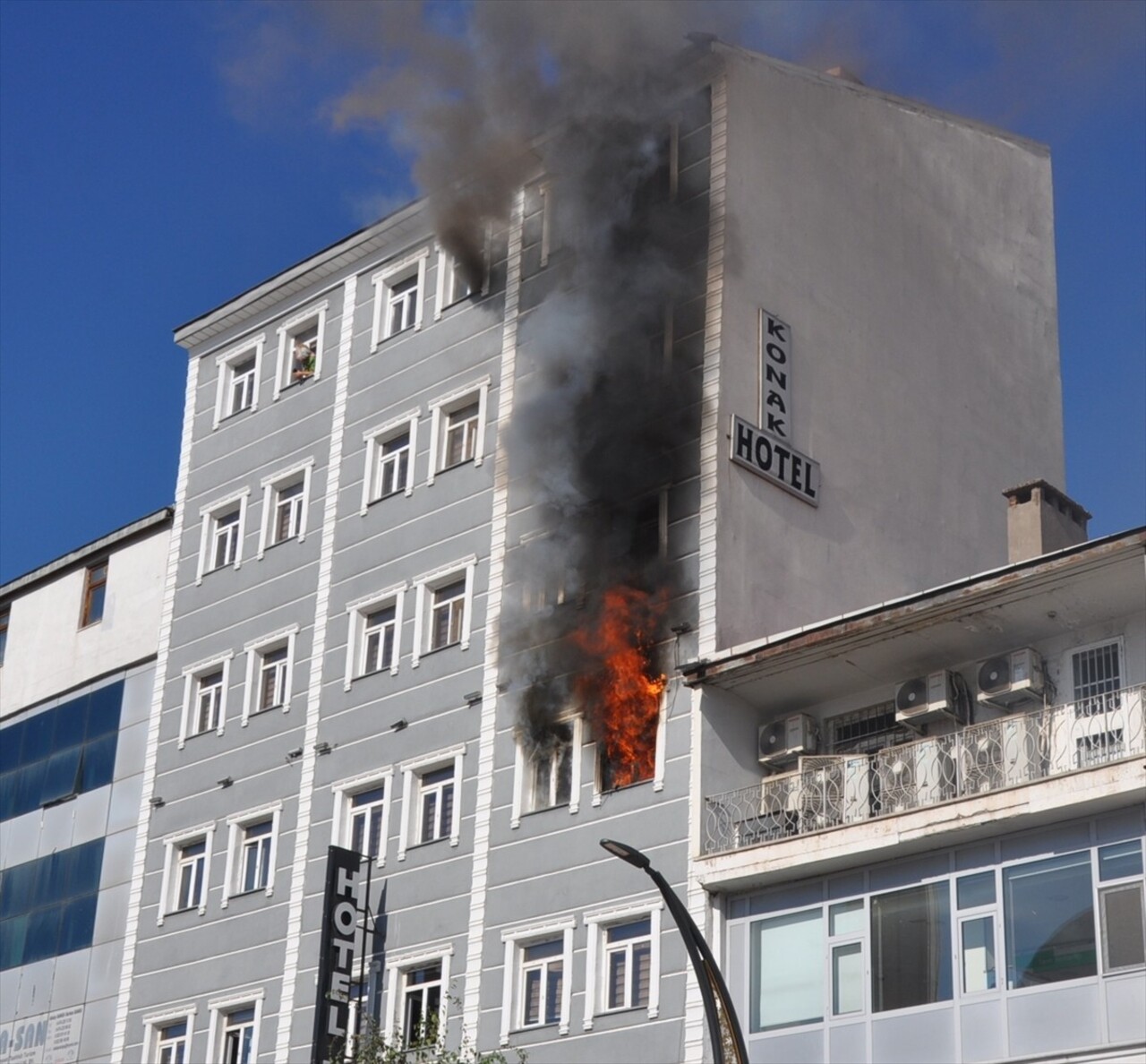 Kars'ta Faik Bey Caddesi'ndeki 7 katlı bir otelin 4. katında yangın çıktı. İhbar üzerine bölgeye...