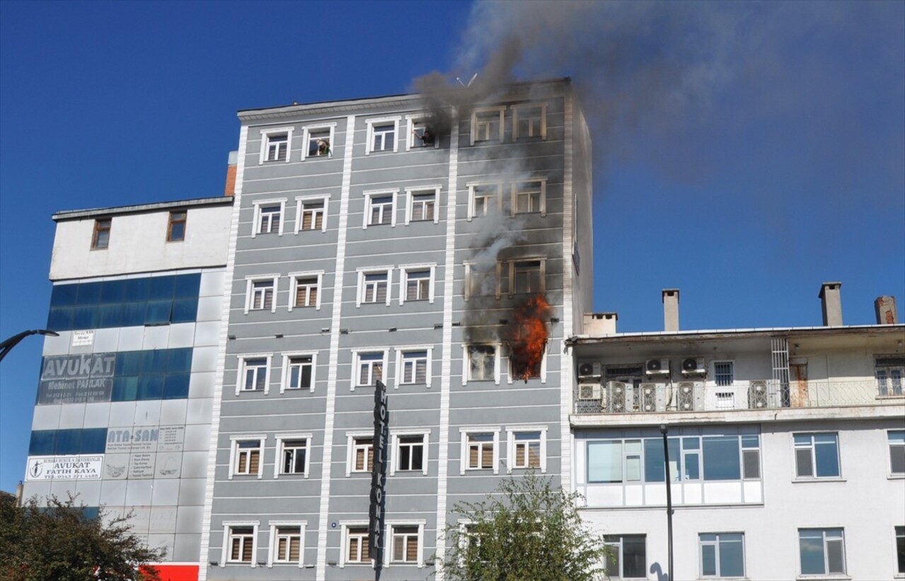 Kars'ta Faik Bey Caddesi'ndeki 7 katlı bir otelin 4. katında yangın çıktı. İhbar üzerine bölgeye...