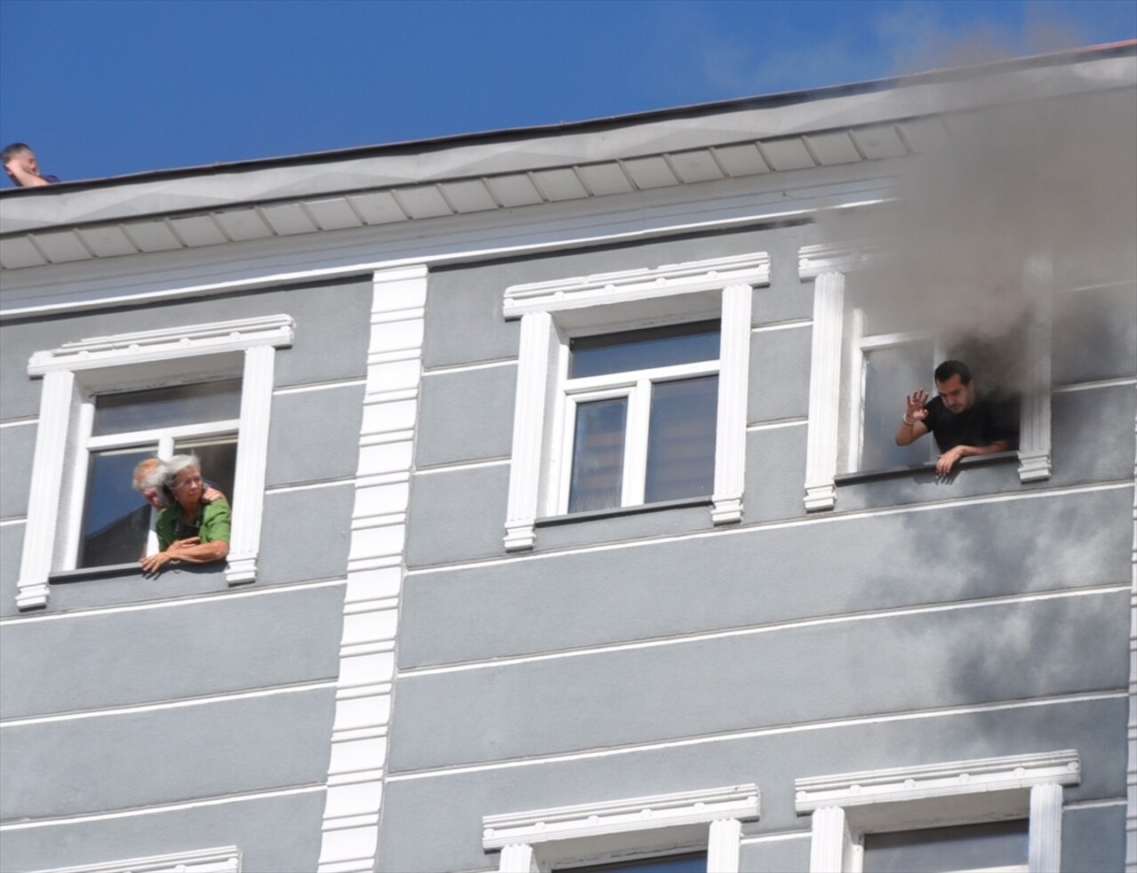 Kars'ta Faik Bey Caddesi'ndeki 7 katlı bir otelin 4. katında yangın çıktı. İhbar üzerine bölgeye...