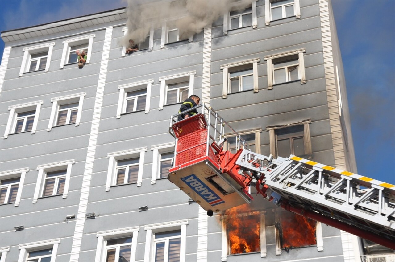 Kars'ta Faik Bey Caddesi'ndeki 7 katlı bir otelin 4. katında yangın çıktı. İhbar üzerine bölgeye...