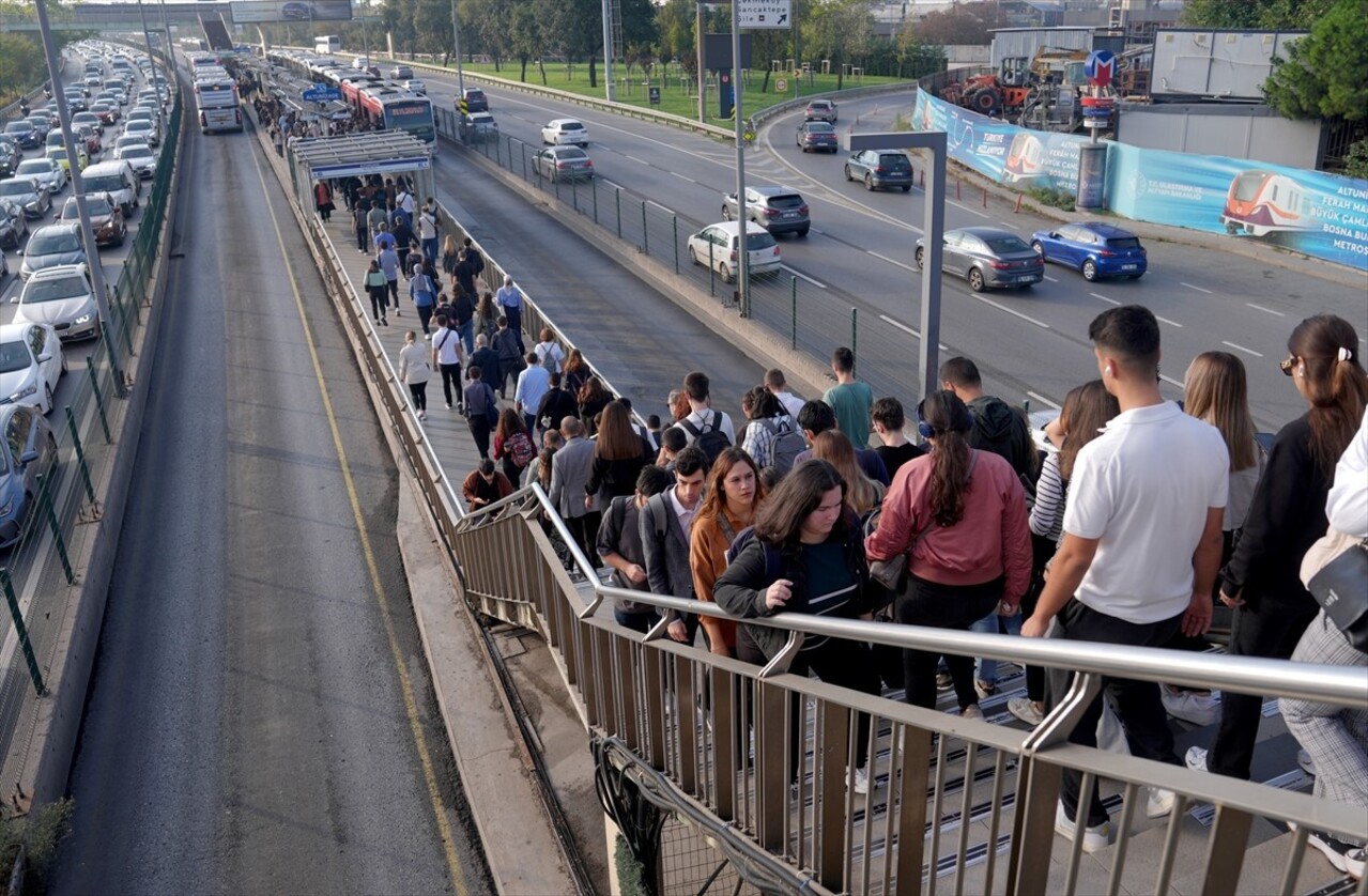 İstanbul'da haftanın ikinci iş gününde sabah saatlerinde bazı bölgelerde trafik yoğunluğu oluştu....