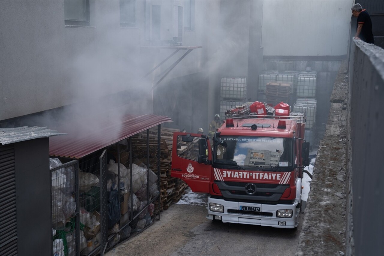 Beylikdüzü Haramidere Sanayi Sitesi'nde kimyasal madde üreten bir fabrikanın plastik madde bulunan...