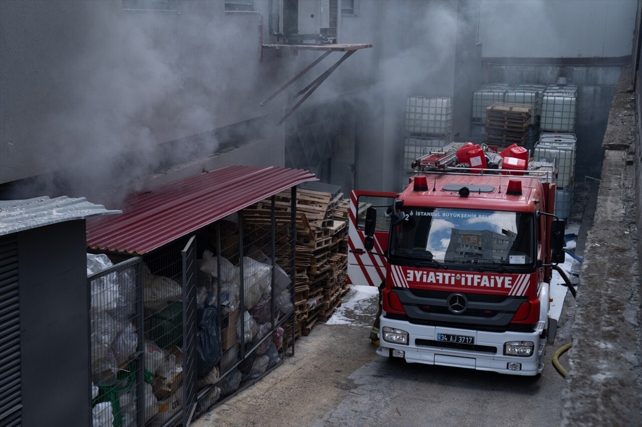 Beylikdüzü Haramidere Sanayi Sitesi'nde kimyasal madde üreten bir fabrikanın plastik madde bulunan...