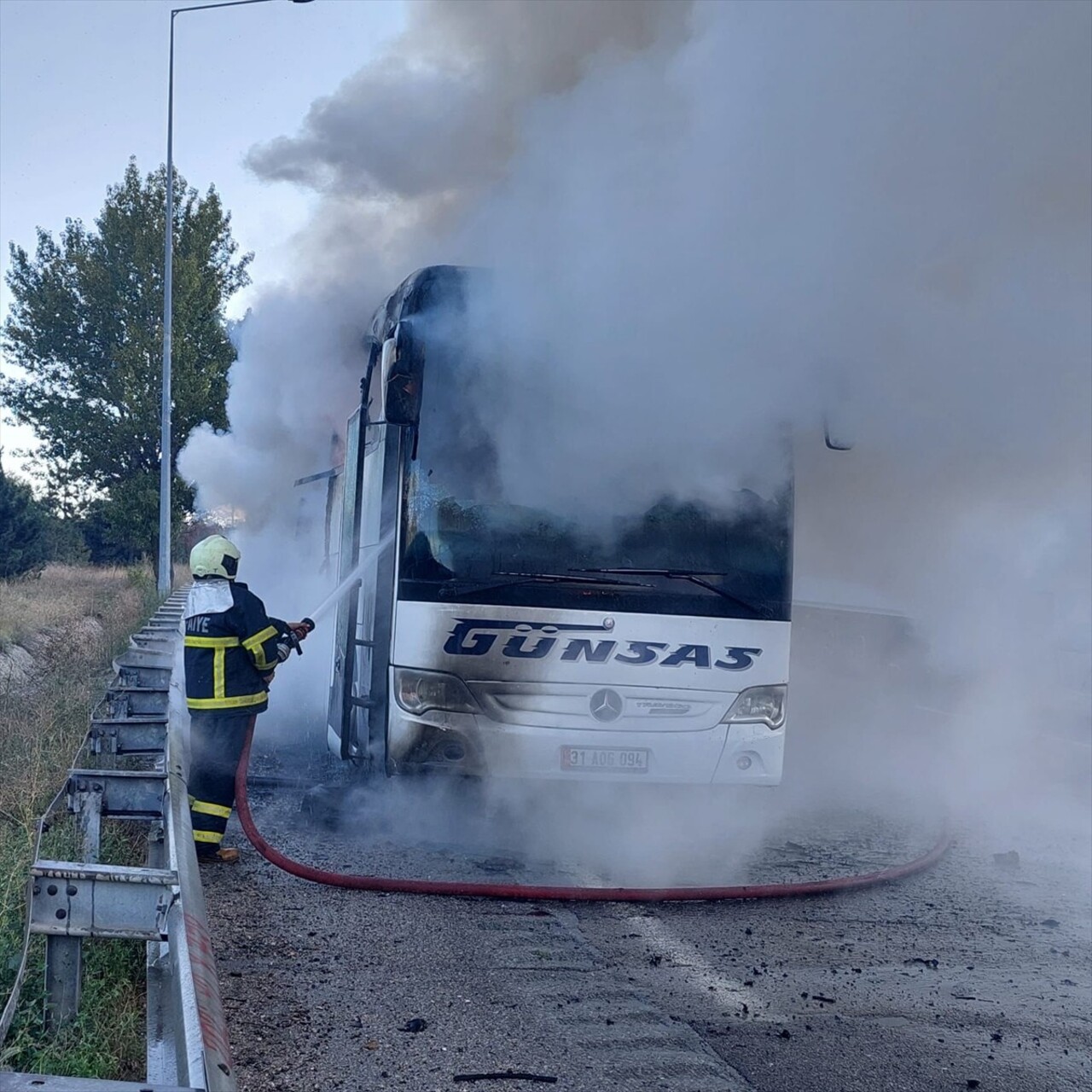 Adana'nın Pozantı ilçesinde seyir halindeyken yangın çıkan otobüs kullanılamaz hale geldi. İhbar...