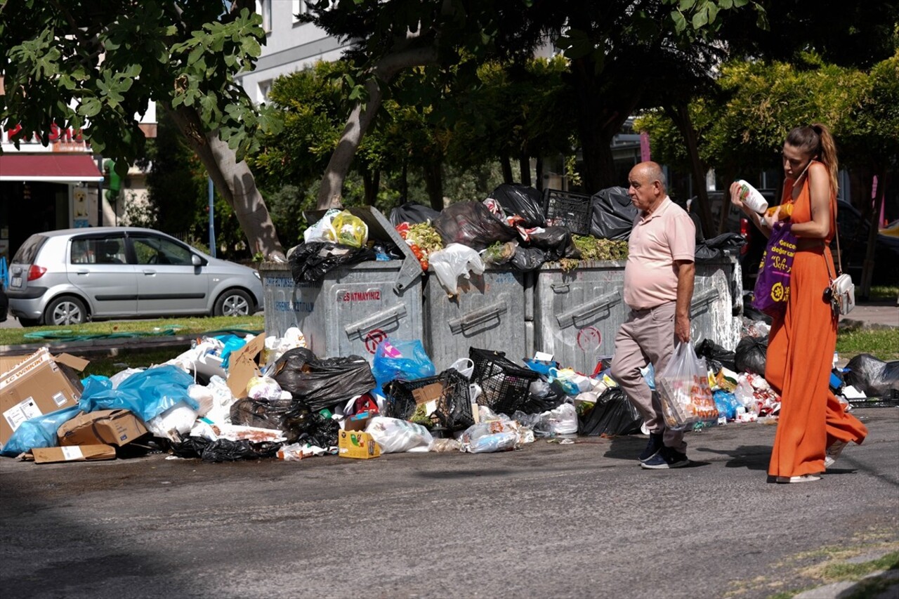 İzmir'in Çiğli ilçesinde, toplanmayan çöpler nedeniyle koku ve kirlilik oluştu. Çöplerin toplanma...