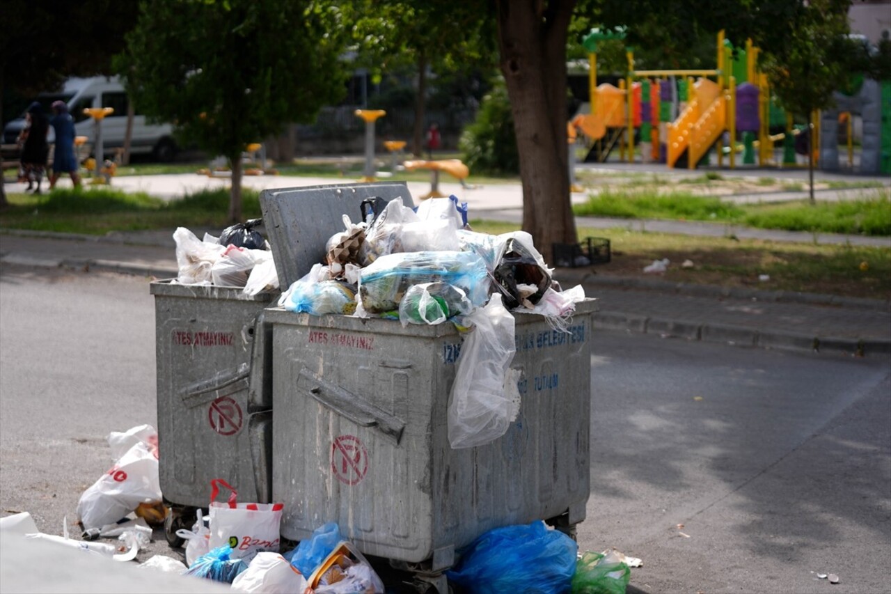 İzmir'in Çiğli ilçesinde, toplanmayan çöpler nedeniyle koku ve kirlilik oluştu. Çöplerin toplanma...