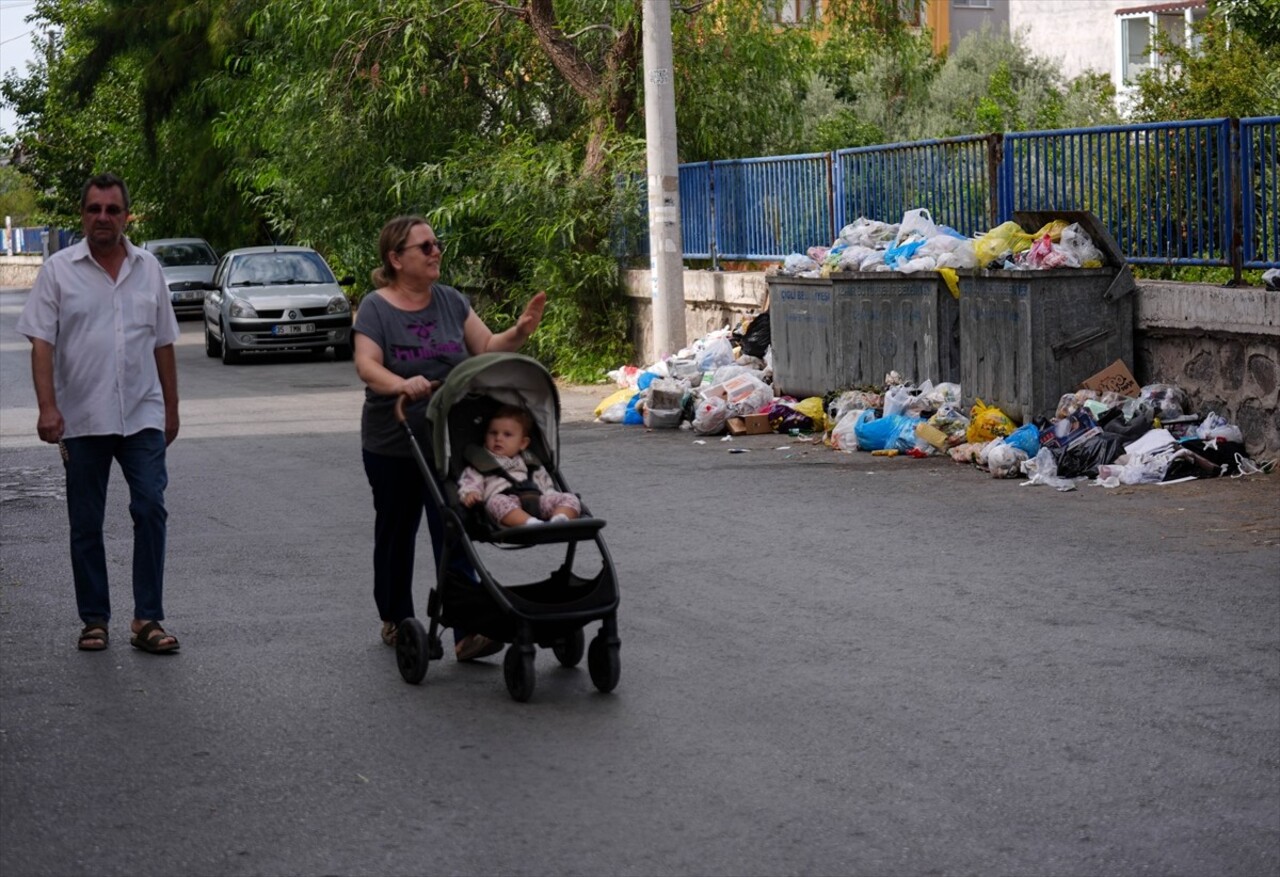 İzmir'in Çiğli ilçesinde, toplanmayan çöpler nedeniyle koku ve kirlilik oluştu. Çöplerin toplanma...