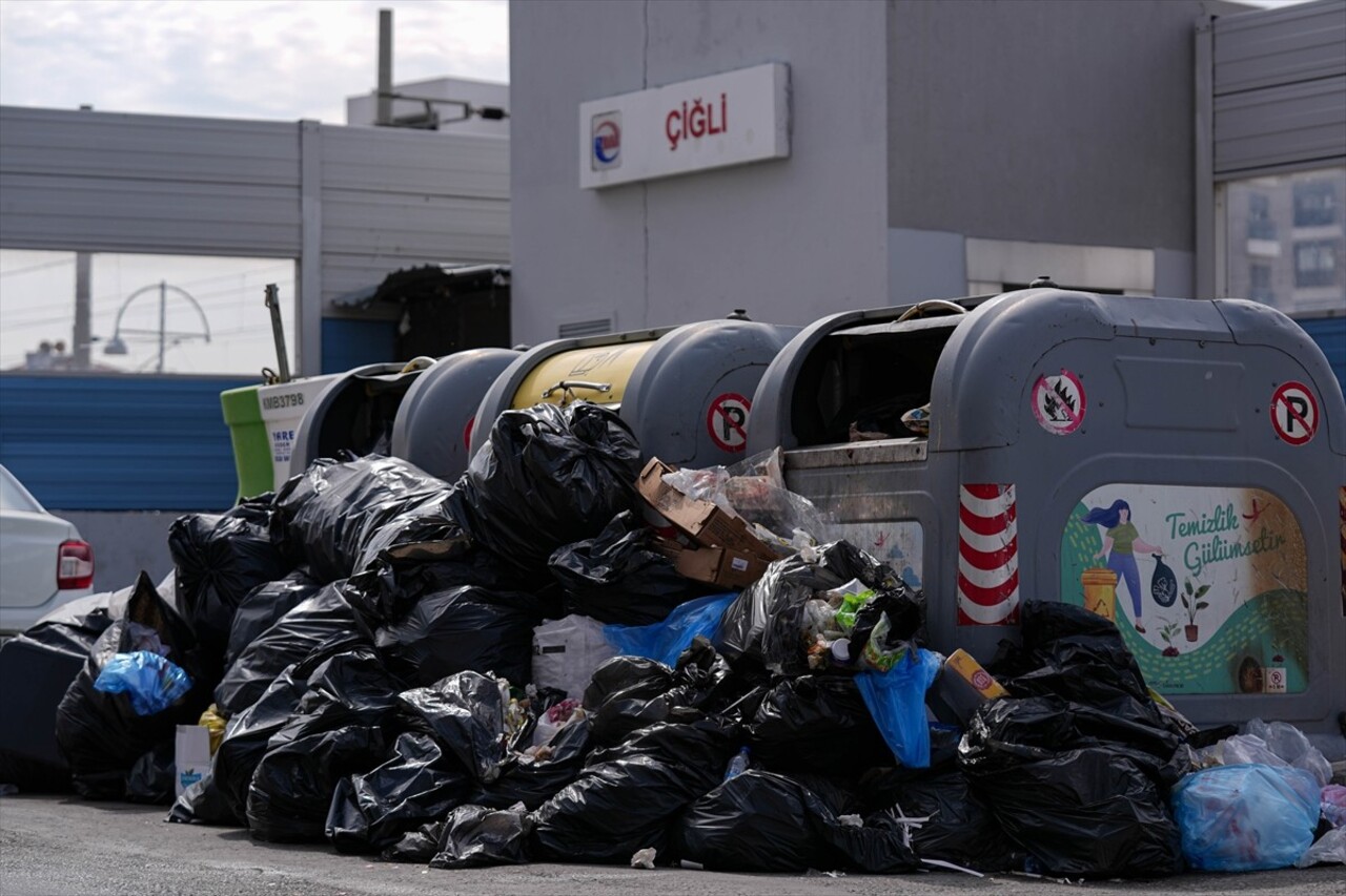 İzmir'in Çiğli ilçesinde, toplanmayan çöpler nedeniyle koku ve kirlilik oluştu. Çöplerin toplanma...