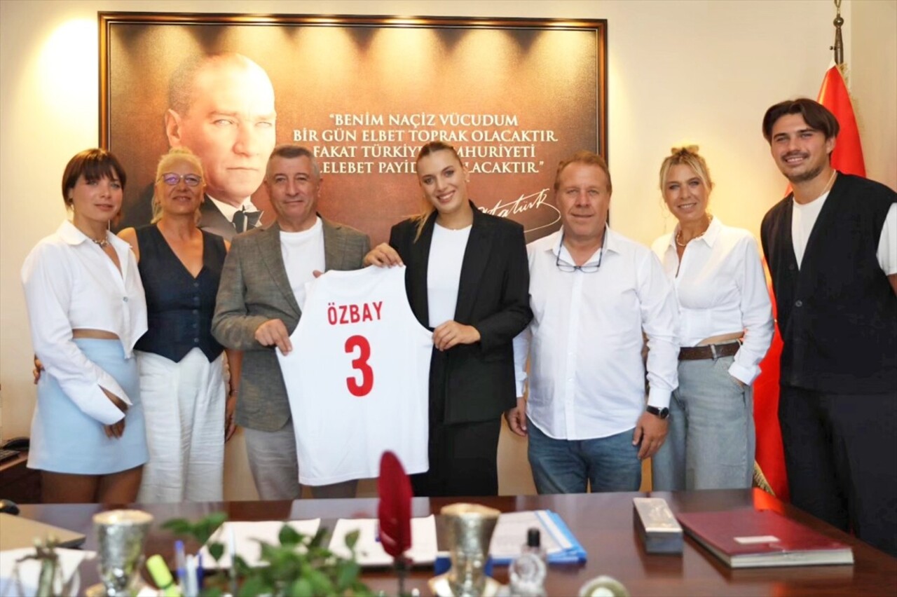 Vodafone Sultanlar Ligi ekiplerinden VakıfBank'ta forma giyen milli voleybolcu Cansu Özbay...