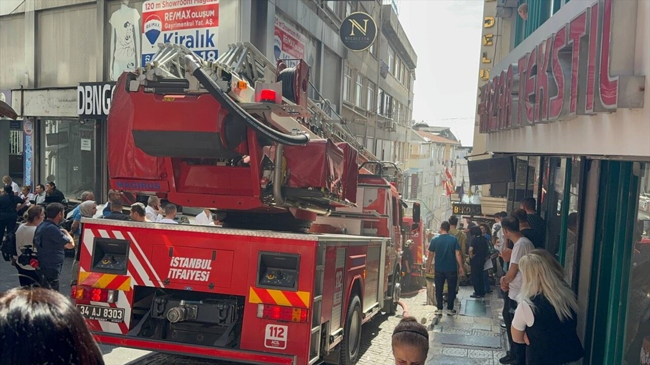 Fatih'te 7 katlı otelde çıkan yangın itfaiye ekiplerince söndürüldü.