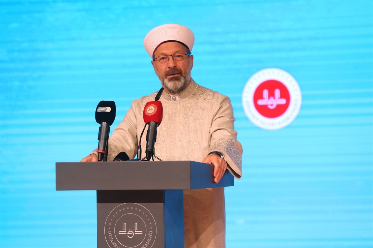 Diyanet İşleri Başkanı Ali Erbaş, Mevlid-i Nebi Haftası etkinlikleri kapsamında düzenlenen...