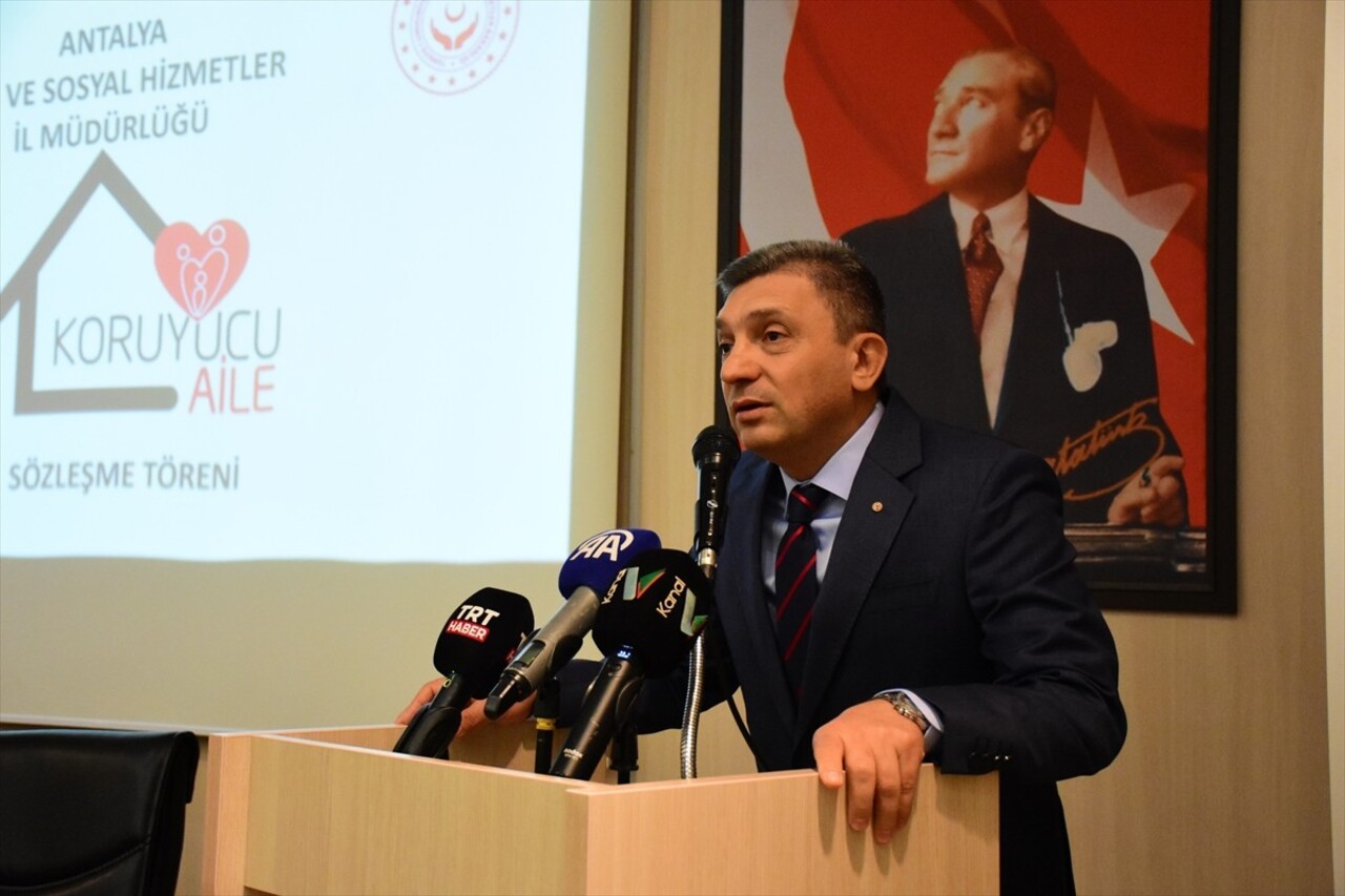 Antalya'da çeşitli nedenlerle devlet korumasına alınan 12 çocuk, koruyucu aileleriyle buluştu....