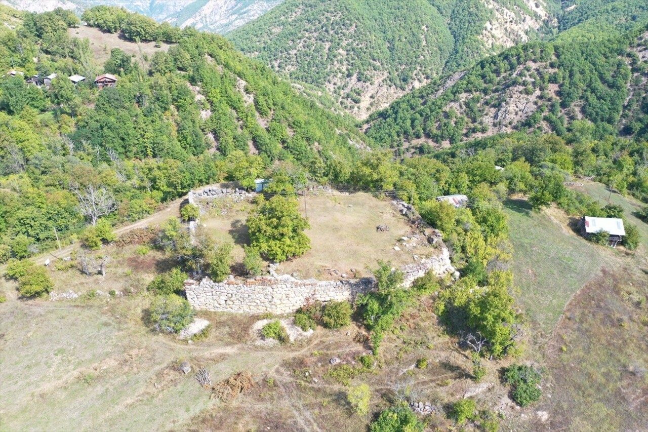 Artvin'de üç noktadaki arkeolojik kazı alanları jeoradar (yer altı radarı) ile görüntülendi....